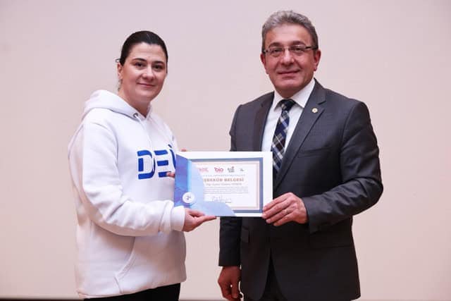 DEÜ Bilim Kafe'de ödül alan öğrenci ve öğretim üyesi.