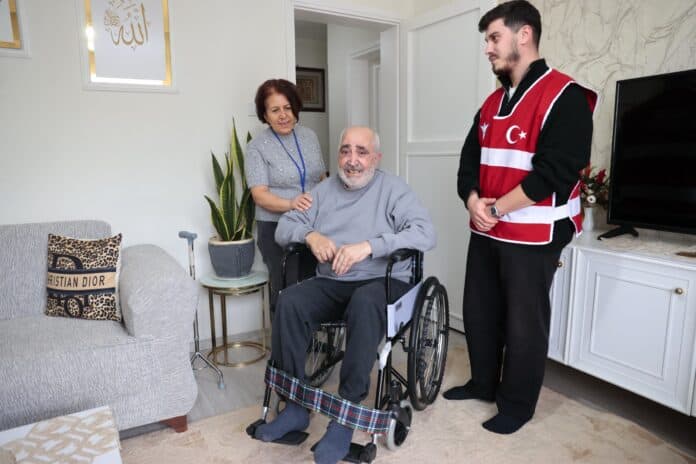 Konak Belediyesi, İhtiyaç Sahibi Vatandaşlara Tekerlekli Sandalye Desteği Sağlıyor