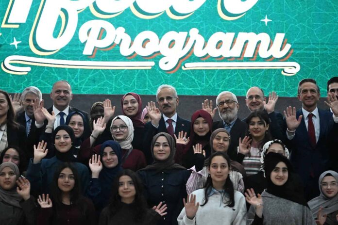 15 Yaşından Küçük Çocuklar Sosyal Paylaşım Sitelerinde Hesap Açamayacak