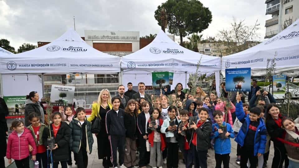 Manisa'da Atık Pil Kampanyası ile Çevreye Destek ve Zeytin Fidanı Hediyesi