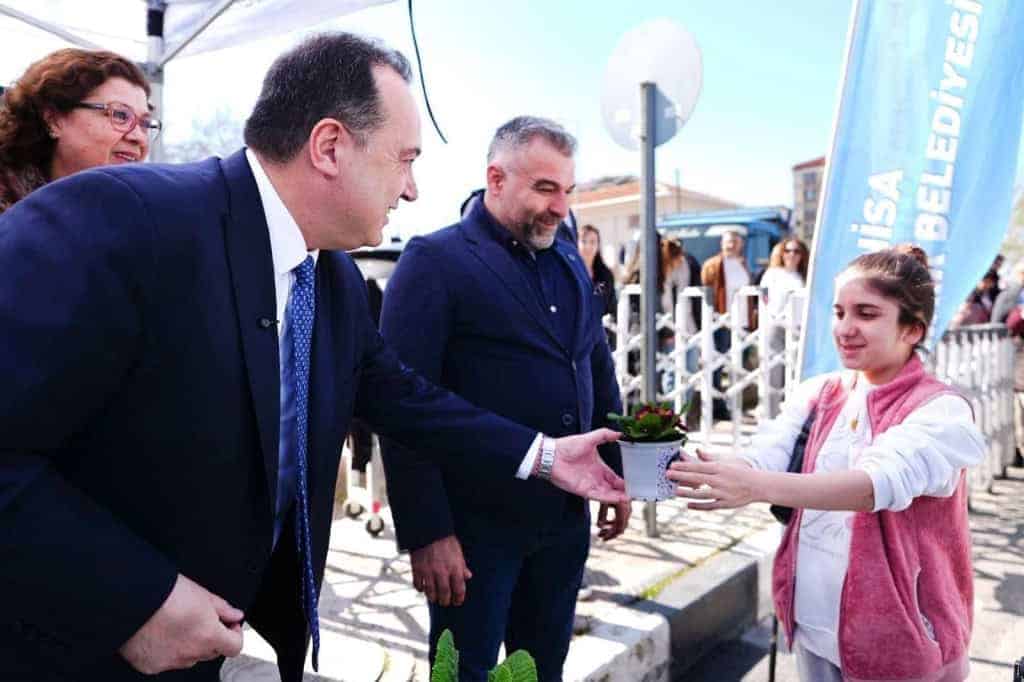 Başkan Dutlulu, 8 Mart Dünya Kadınlar Günü’nde Kadınlara Çiçek Dağıttı