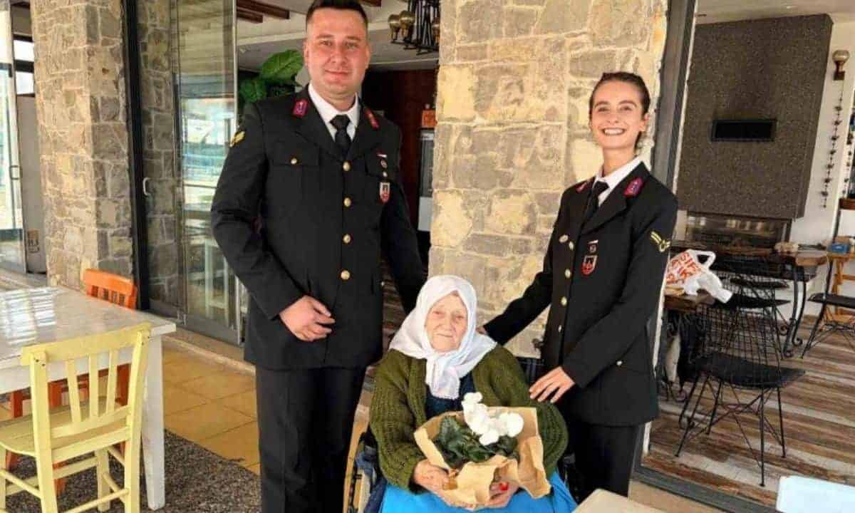 Jandarma Ekiplerinden Yaşlılar Haftası’nda 98 Yaşındaki Muzaffer Şenkul’a Anlamlı Ziyaret