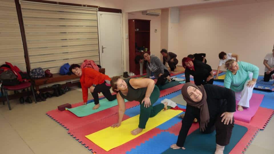 Konak’ta İleri Yaş Bireyler Yoga Kursu ile Sağlıklı ve Aktif Bir Yaşam Sürdürüyor