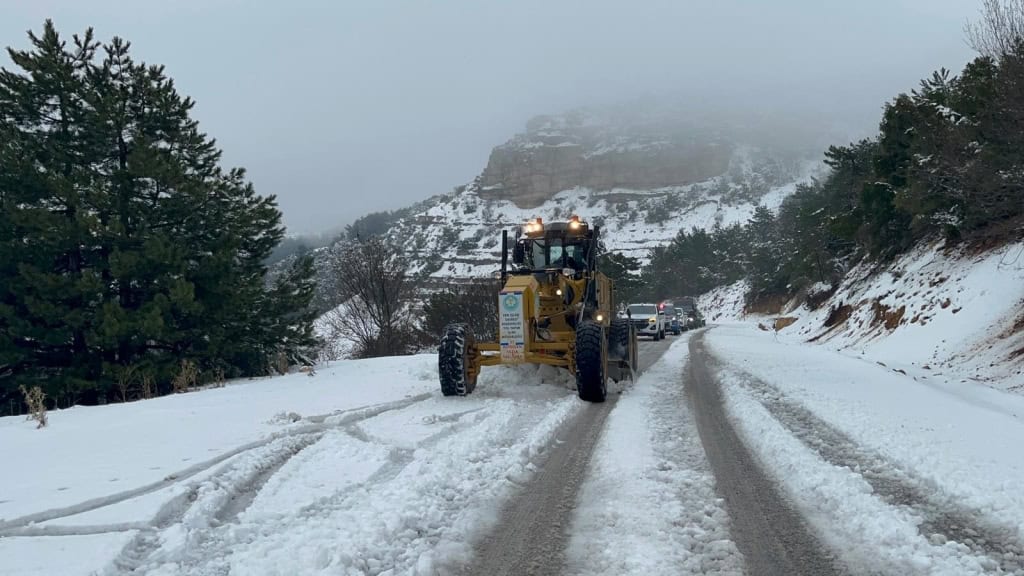 Manisa Büyükşehir Belediyesi, Spil Dağı’nda Kar Temizliği İçin Yoğun Çalışma Başlattı