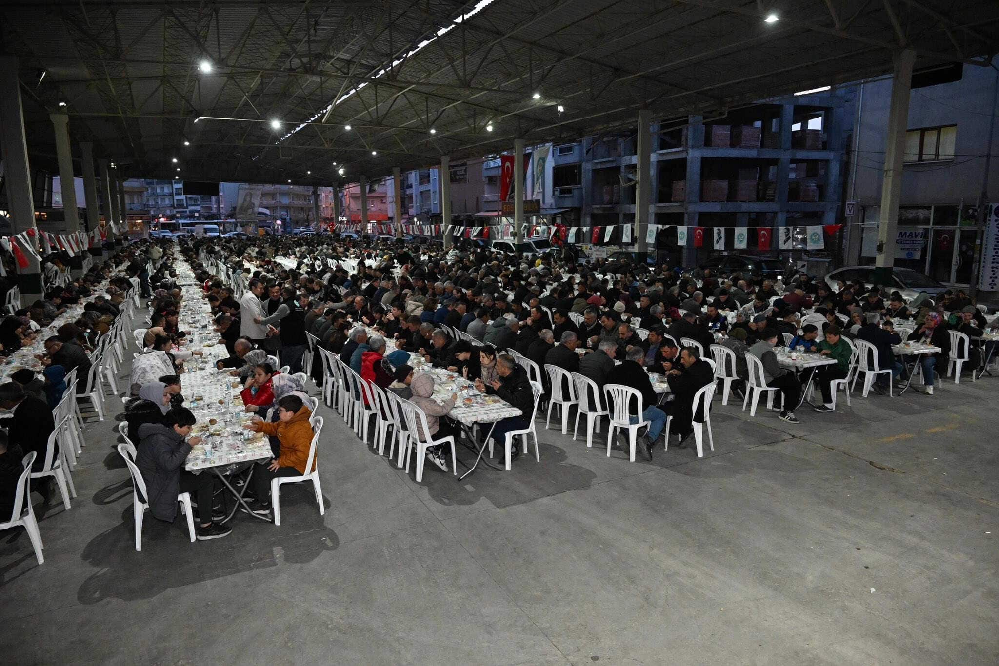 Manisa Büyükşehir Belediyesi, Saruhanlı’da Ramazan İftarında Vatandaşlarla Buluştu