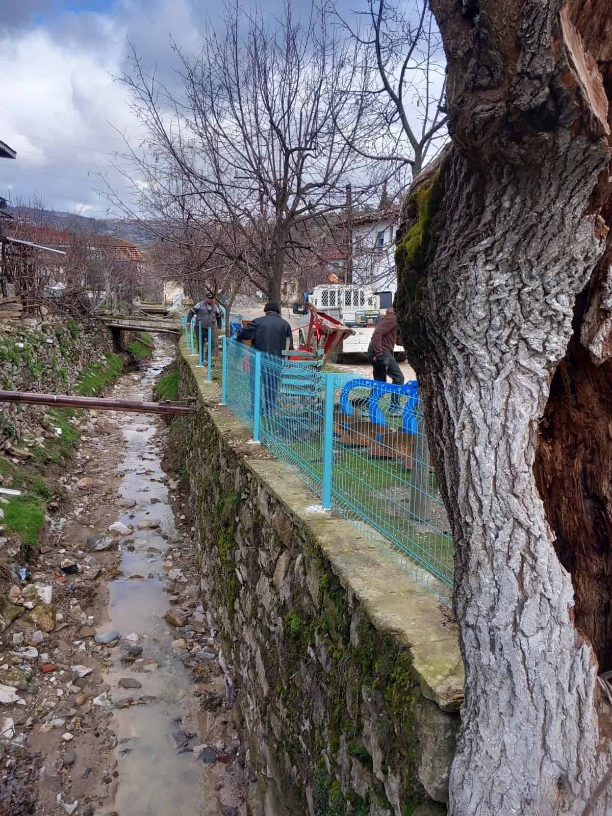 Demirci Yiğitler Mahallesi’nde Tehlikeli Dereye Güvenlik Korkulukları Yapılıyor