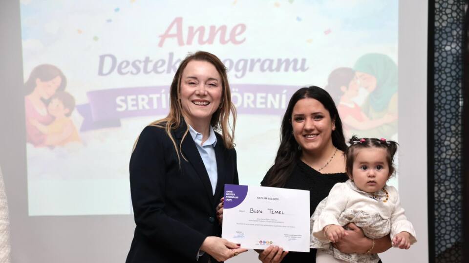 Anne Destek Programı Mezunları Sertifikalarını Konak Belediye Başkanı Mutlu’dan Aldı