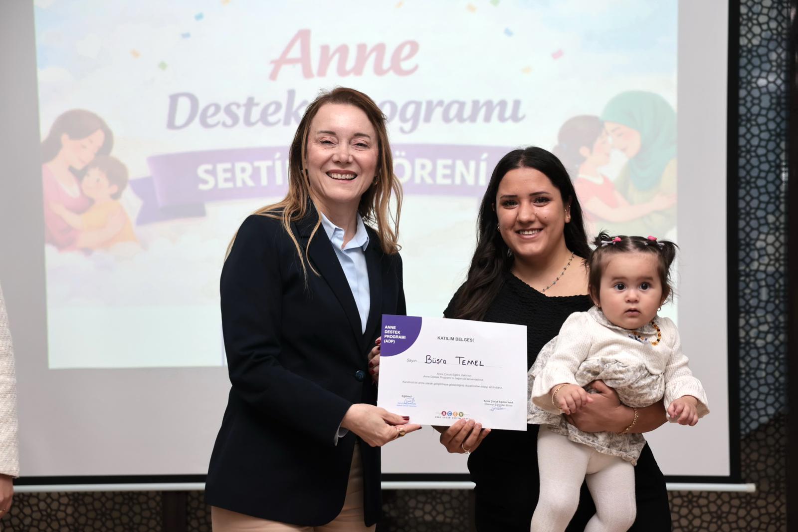 Anne Destek Programı Mezunları Sertifikalarını Konak Belediye Başkanı Mutlu’dan Aldı