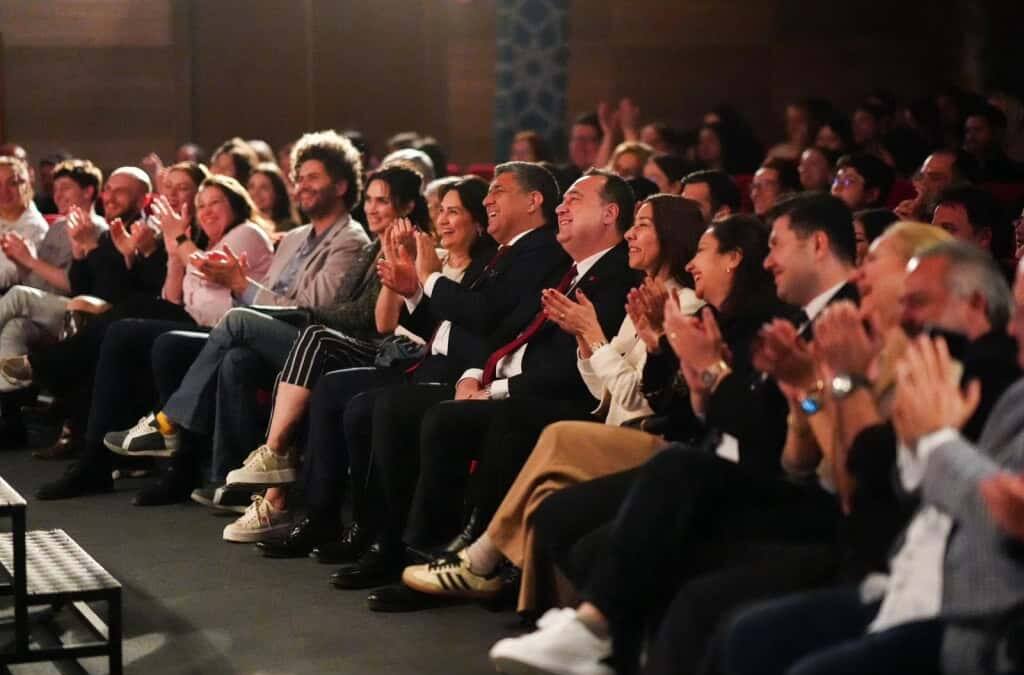 Aziz Nesin’in 'Bir Takım Azizlikler' Oyunu Manisa’da Sanatseverlerle Buluştu