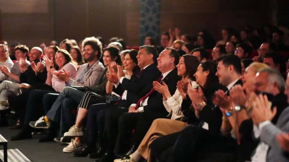 Aziz Nesin’in 'Bir Takım Azizlikler' Oyunu Manisa’da Sanatseverlerle Buluştu