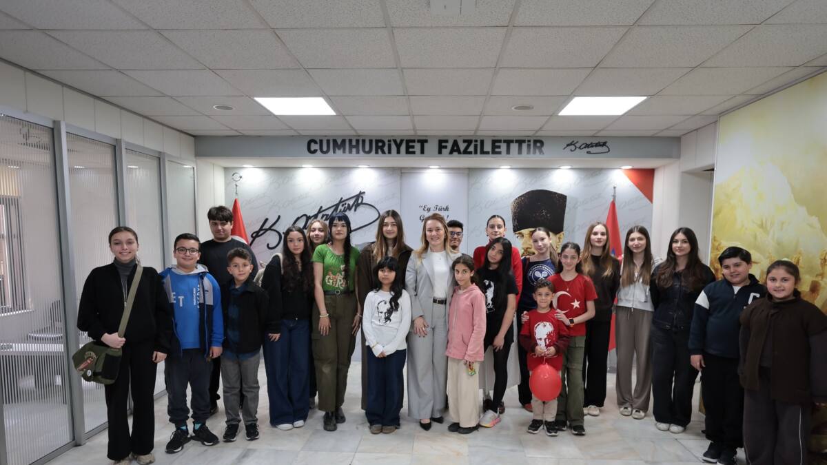 Konak Belediyesi'nde 23 Nisan'da Çocuk Meclisi'nden Anlamlı Ziyaret