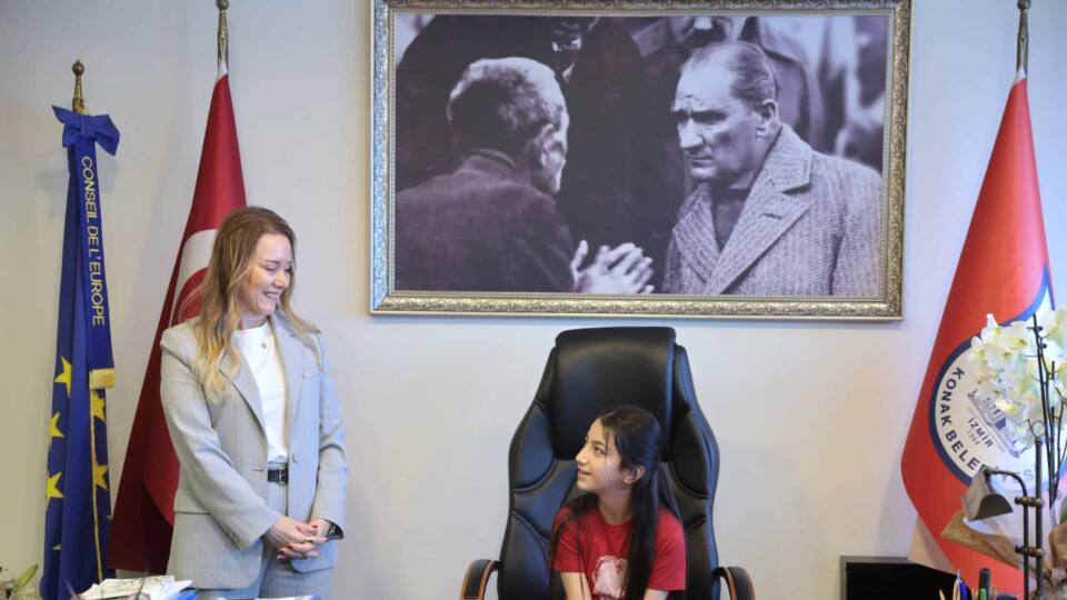 Konak Belediye Başkanı Nilüfer Çınarlı Mutlu, 23 Nisan’da Başkanlık Koltuğunu Çocuklara Bıraktı