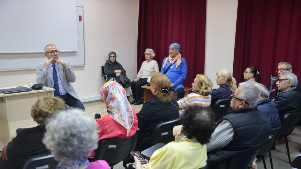 Konak İleri Yaş Merkezi'nde Hareketli Yaşam Semineri Gerçekleştirildi