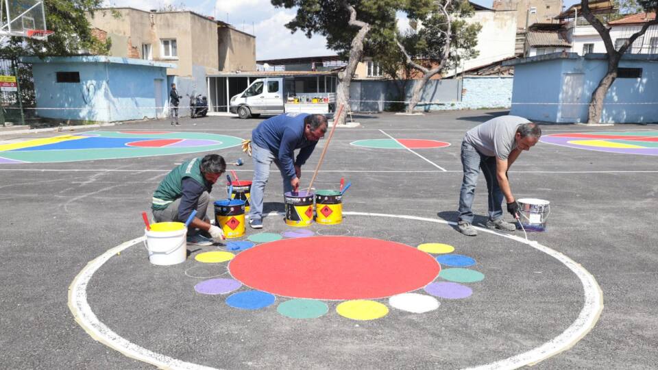 Konak Belediyesi'nden Okul Bahçelerine Renkli Dokunuş Projesi Başladı