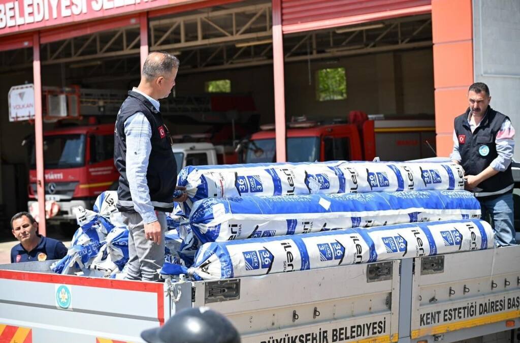 Manisa Büyükşehir Belediyesi, Fırtınadan Etkilenen Çiftçilere Sera Naylonu Desteği Sağladı