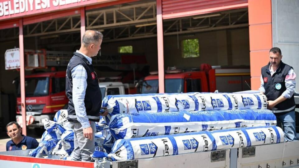 Manisa Büyükşehir Belediyesi, Fırtınadan Etkilenen Çiftçilere Sera Naylonu Desteği Sağladı