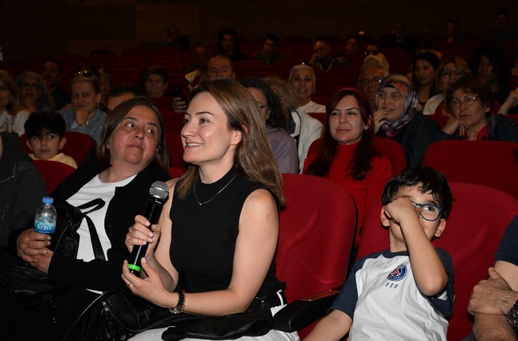 Cahit Berkay, Manisa'da Niobe Söyleşileri Kapsamında Sanatseverlerle Buluştu