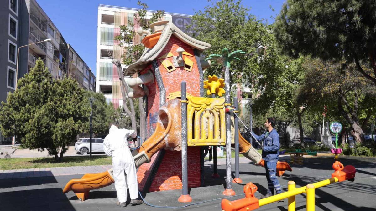 Konak Belediyesi, Yaz Öncesi Parklarda Yoğun Temizlik ve Bakım Gerçekleştiriyor